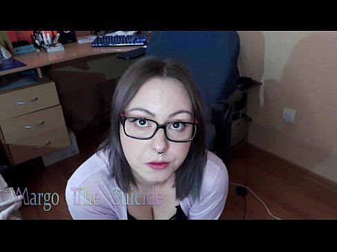 ❤️ 性感的眼镜女孩在镜头前深深地吸吮假阳具 ️ Beautiful porn️❤